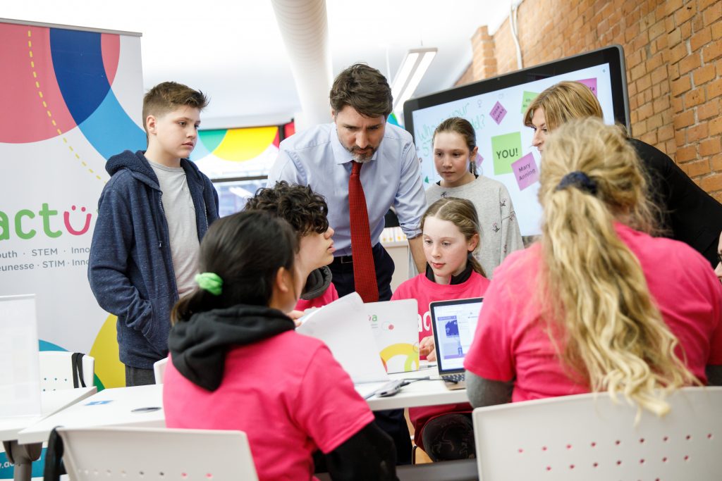 Prime Minister Justin Trudeau and Actua CEO Jennifer Flanagan speaking with girls coding at computer